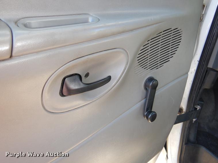 image for item J5670 2006 Ford Econoline E450 Super Duty shuttle bus