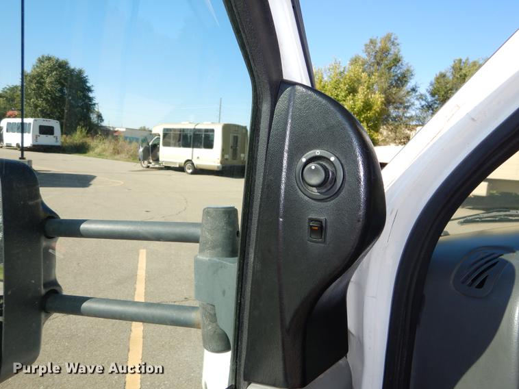 image for item J5670 2006 Ford Econoline E450 Super Duty shuttle bus