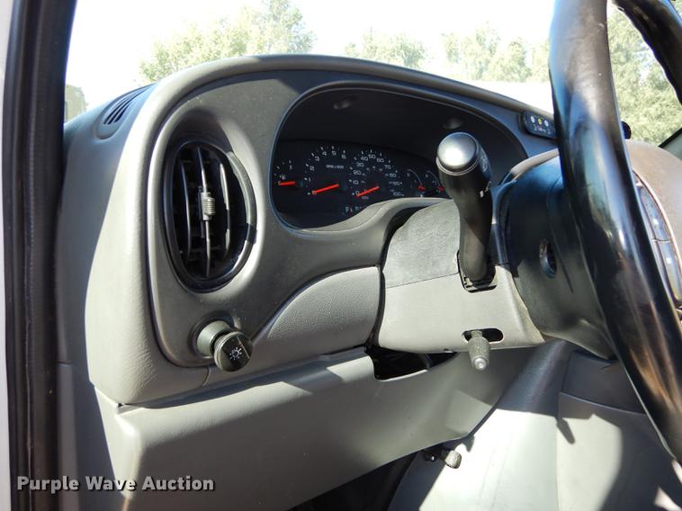 image for item J5670 2006 Ford Econoline E450 Super Duty shuttle bus