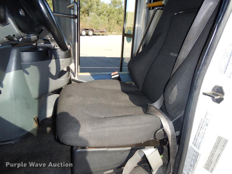 image for item J5670 2006 Ford Econoline E450 Super Duty shuttle bus