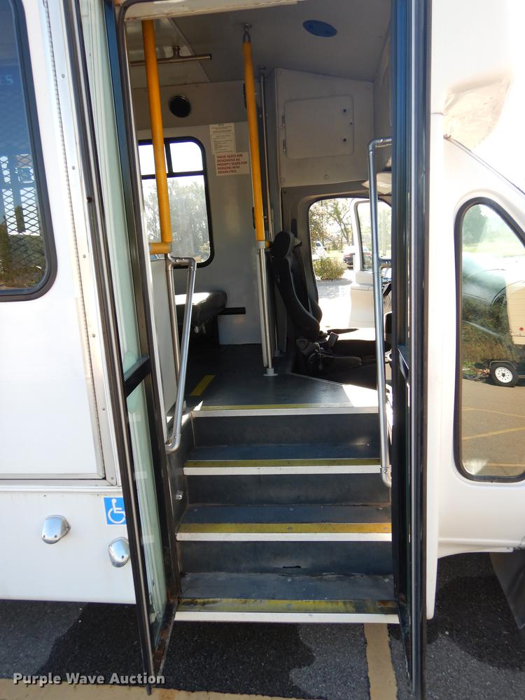 image for item J5670 2006 Ford Econoline E450 Super Duty shuttle bus