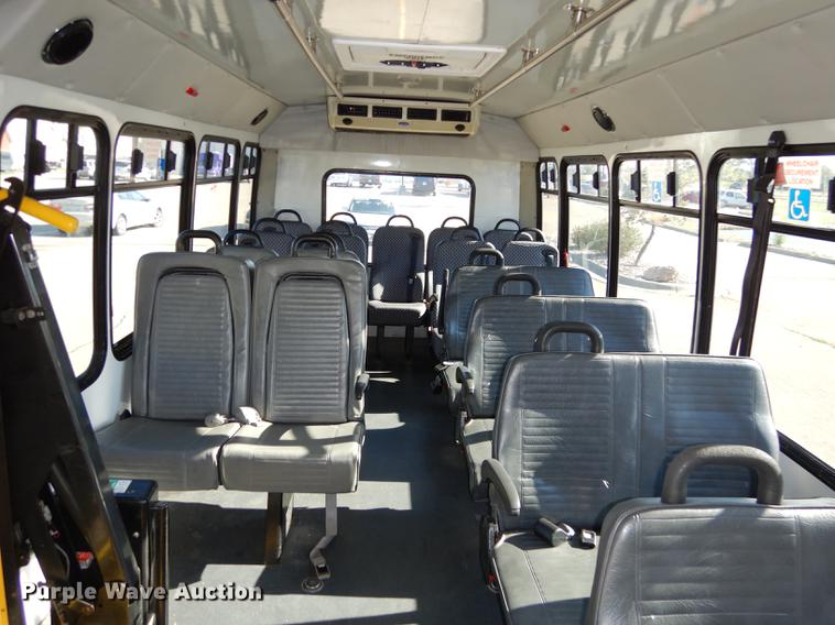 image for item J5670 2006 Ford Econoline E450 Super Duty shuttle bus