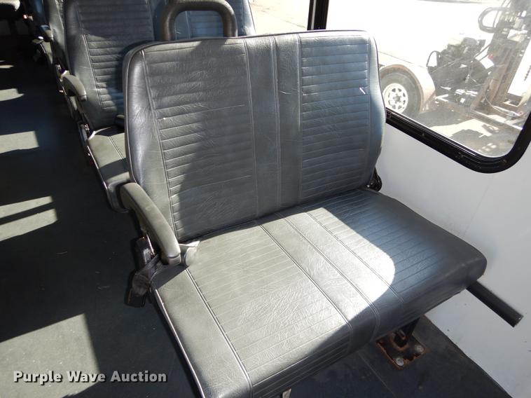 image for item J5670 2006 Ford Econoline E450 Super Duty shuttle bus