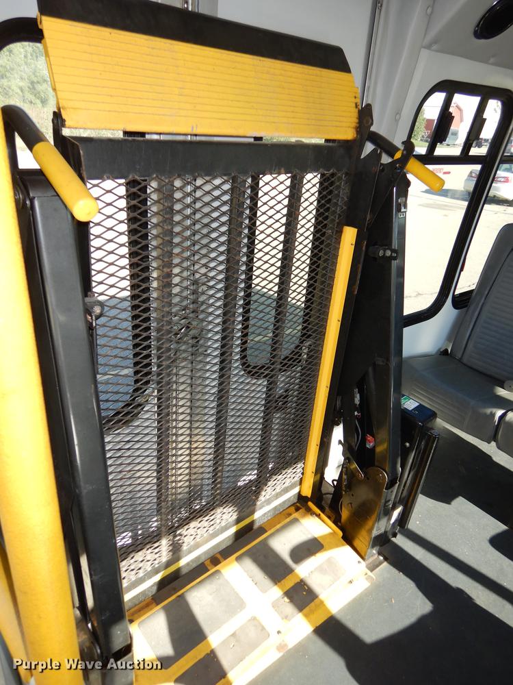 image for item J5670 2006 Ford Econoline E450 Super Duty shuttle bus