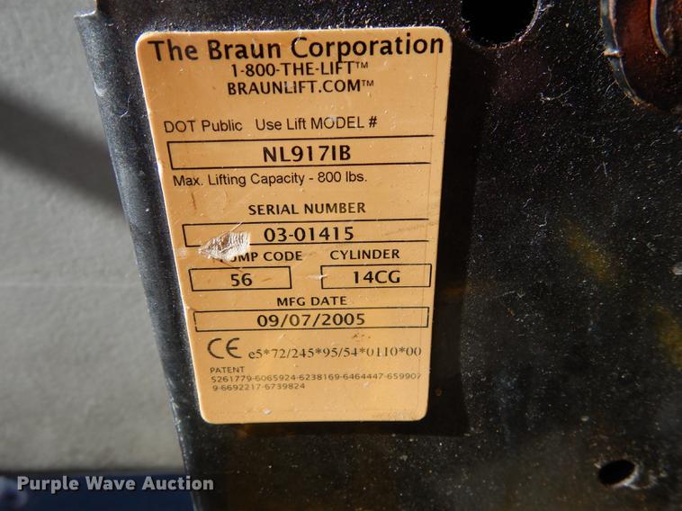 image for item J5670 2006 Ford Econoline E450 Super Duty shuttle bus