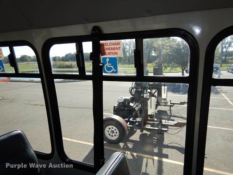 image for item J5670 2006 Ford Econoline E450 Super Duty shuttle bus