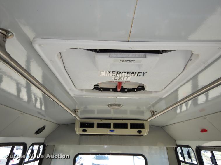 image for item J5670 2006 Ford Econoline E450 Super Duty shuttle bus