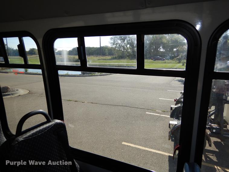 image for item J5670 2006 Ford Econoline E450 Super Duty shuttle bus