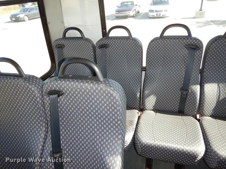 image for item J5670 2006 Ford Econoline E450 Super Duty shuttle bus