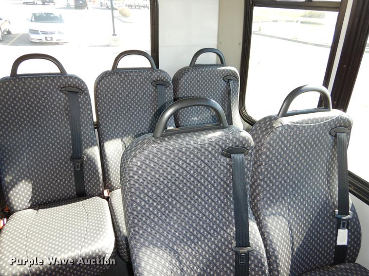 image for item J5670 2006 Ford Econoline E450 Super Duty shuttle bus