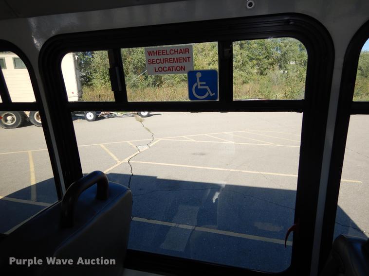 image for item J5670 2006 Ford Econoline E450 Super Duty shuttle bus