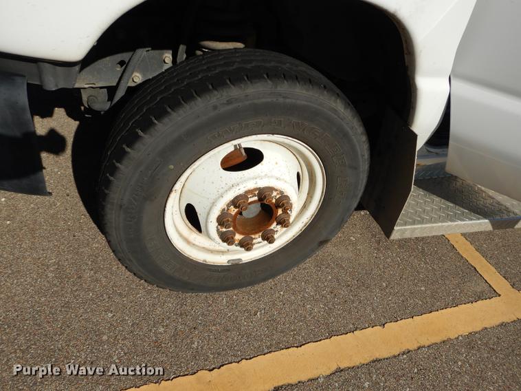 image for item J5670 2006 Ford Econoline E450 Super Duty shuttle bus