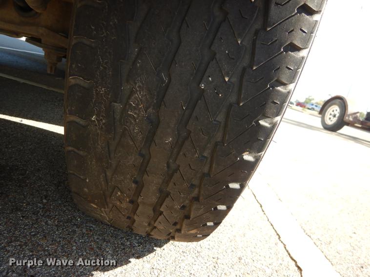 image for item J5670 2006 Ford Econoline E450 Super Duty shuttle bus