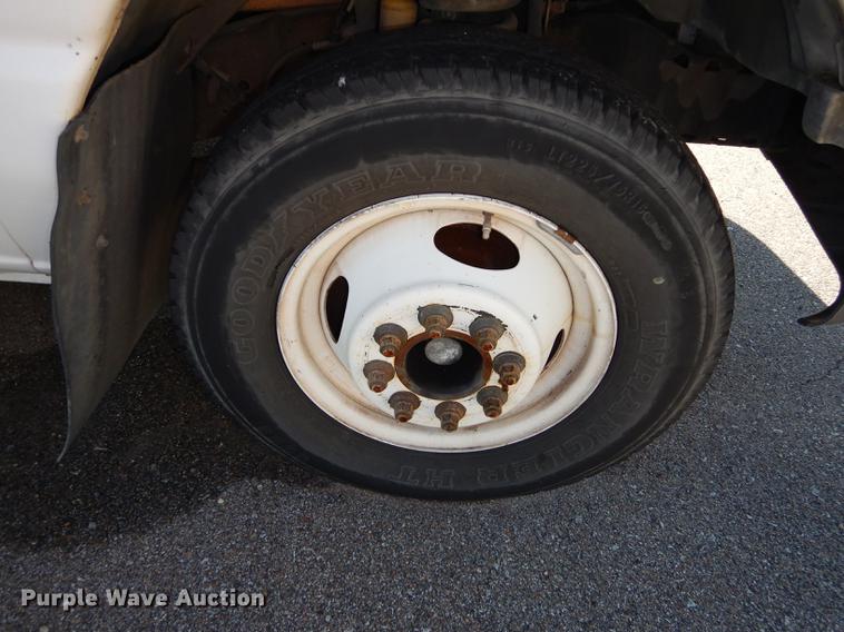 image for item J5670 2006 Ford Econoline E450 Super Duty shuttle bus