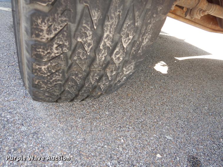 image for item J5670 2006 Ford Econoline E450 Super Duty shuttle bus