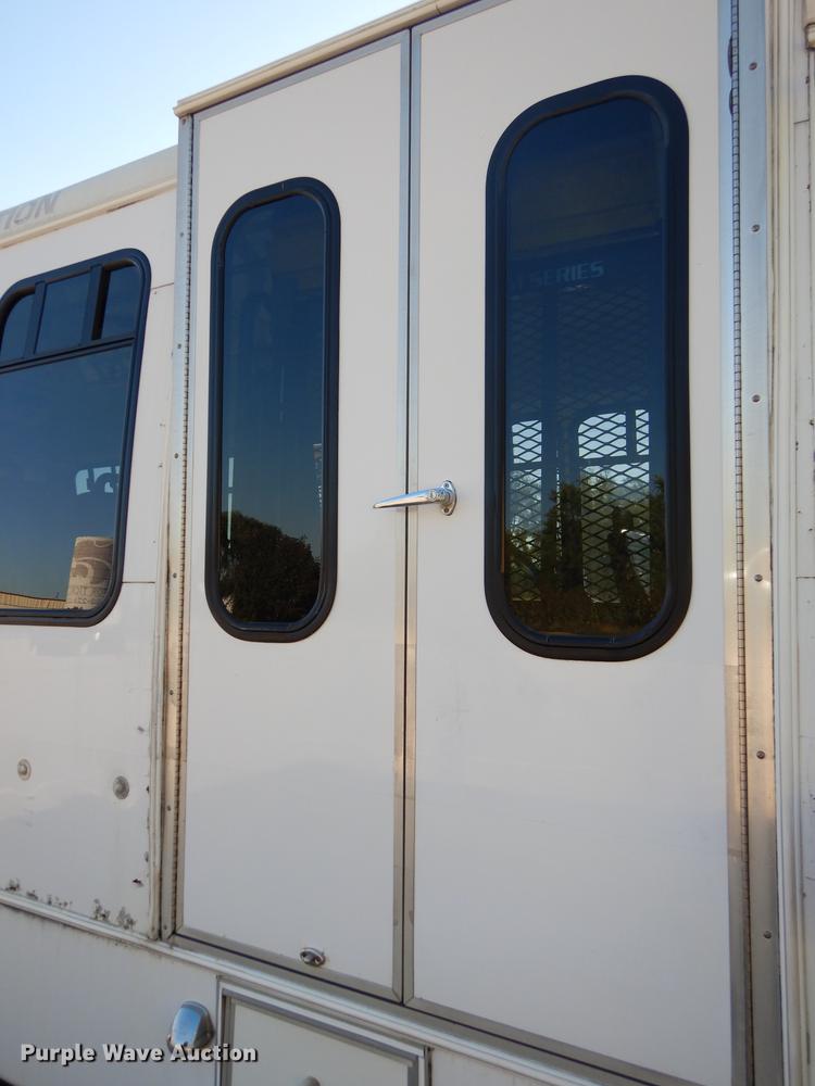 image for item J5670 2006 Ford Econoline E450 Super Duty shuttle bus