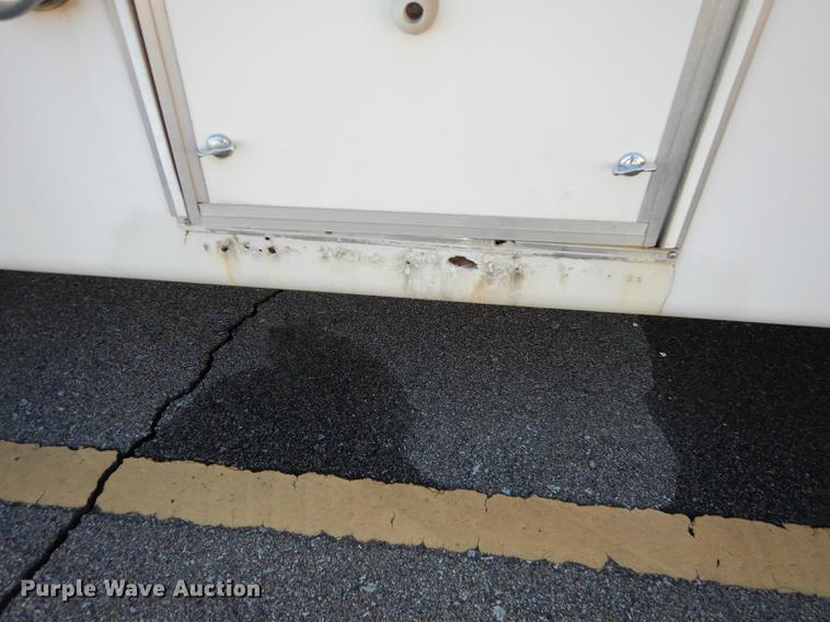 image for item J5670 2006 Ford Econoline E450 Super Duty shuttle bus