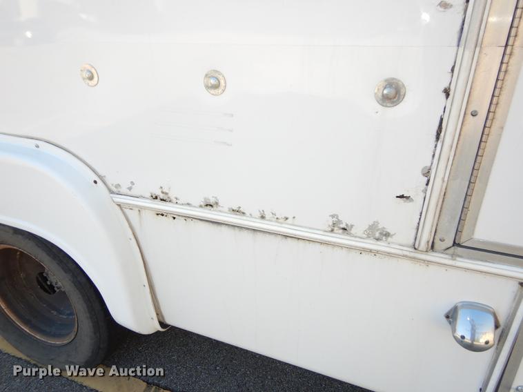 image for item J5670 2006 Ford Econoline E450 Super Duty shuttle bus