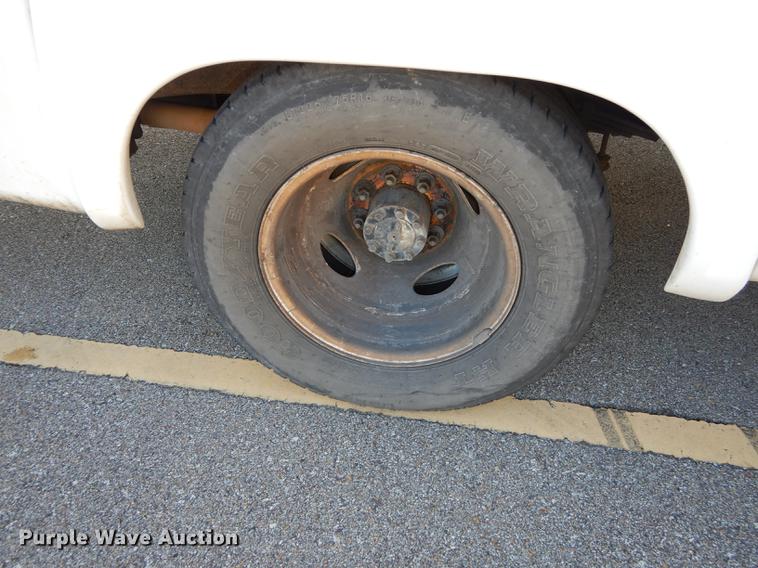 image for item J5670 2006 Ford Econoline E450 Super Duty shuttle bus