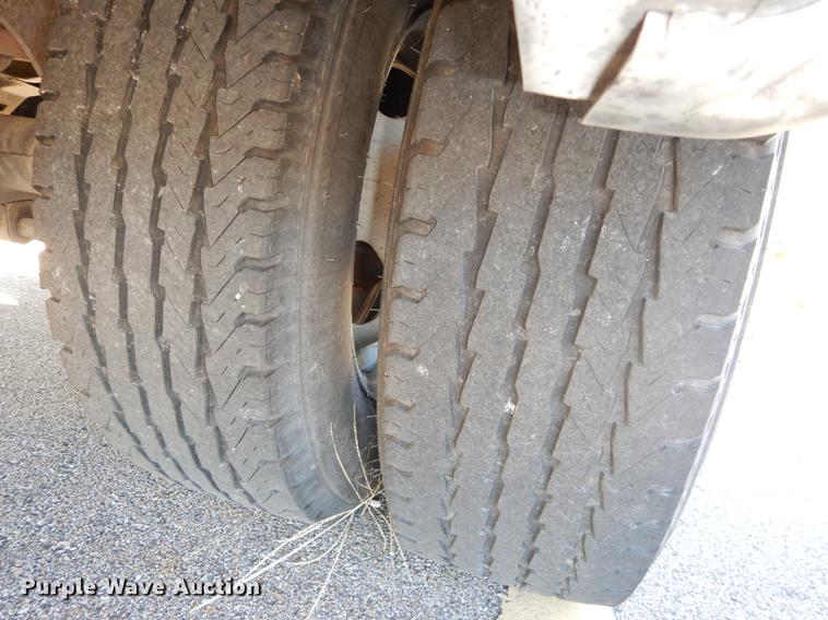 image for item J5670 2006 Ford Econoline E450 Super Duty shuttle bus