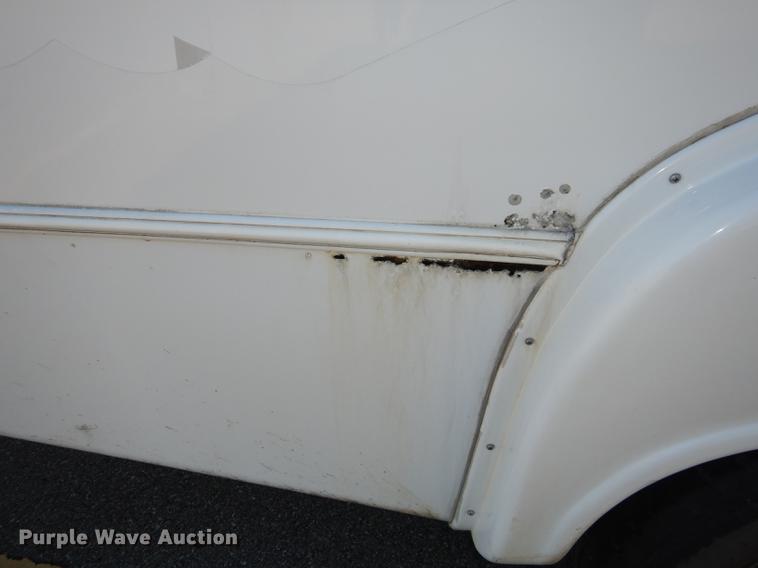 image for item J5670 2006 Ford Econoline E450 Super Duty shuttle bus