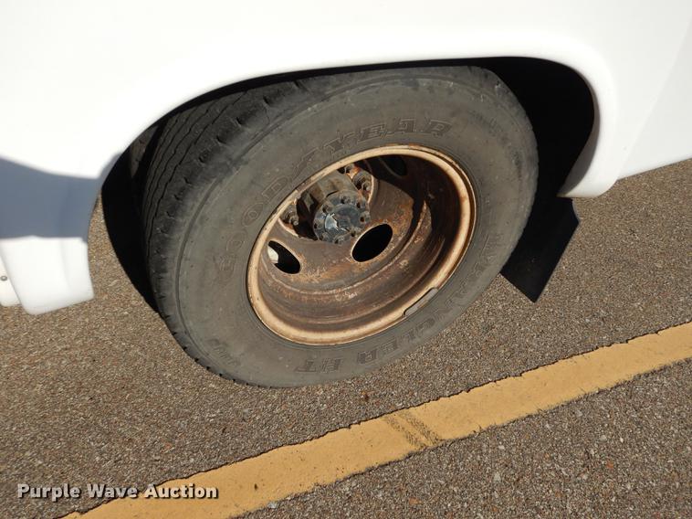 image for item J5670 2006 Ford Econoline E450 Super Duty shuttle bus