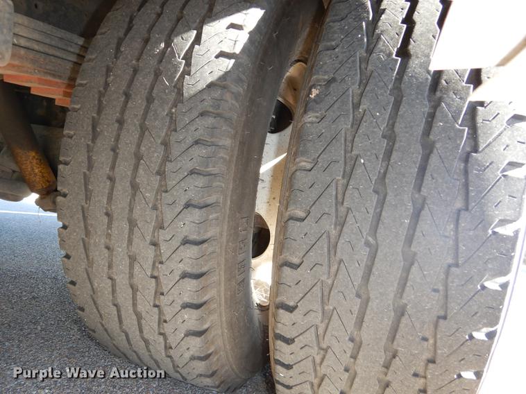 image for item J5670 2006 Ford Econoline E450 Super Duty shuttle bus