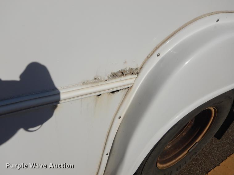 image for item J5670 2006 Ford Econoline E450 Super Duty shuttle bus