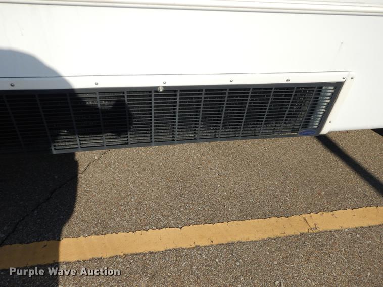 image for item J5670 2006 Ford Econoline E450 Super Duty shuttle bus