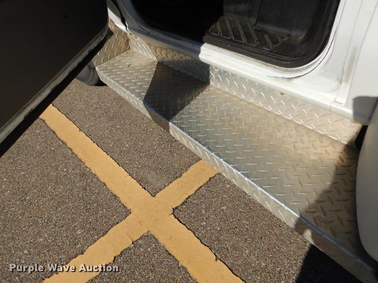 image for item J5670 2006 Ford Econoline E450 Super Duty shuttle bus