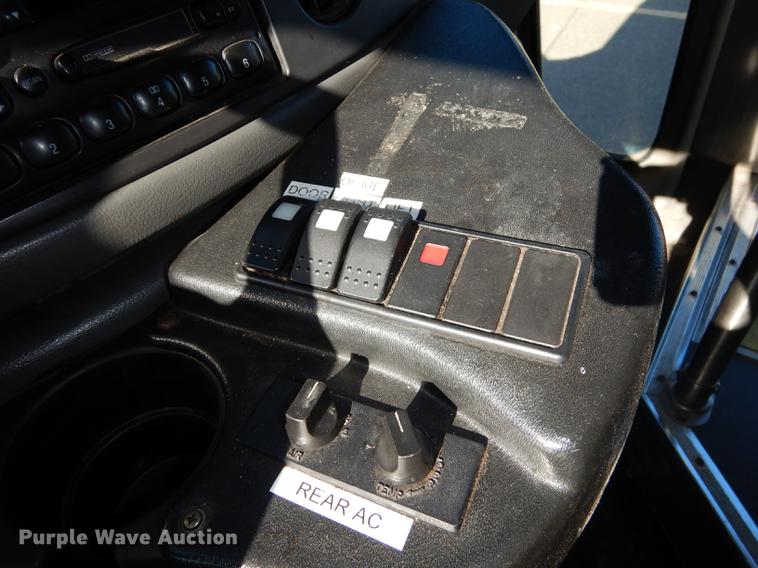 image for item J5670 2006 Ford Econoline E450 Super Duty shuttle bus