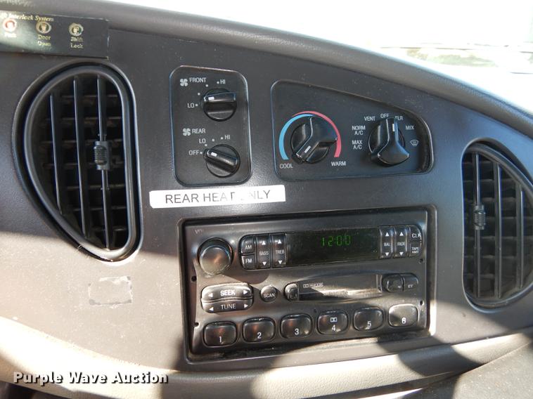 image for item J5670 2006 Ford Econoline E450 Super Duty shuttle bus