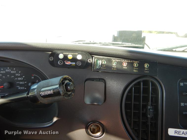 image for item J5670 2006 Ford Econoline E450 Super Duty shuttle bus