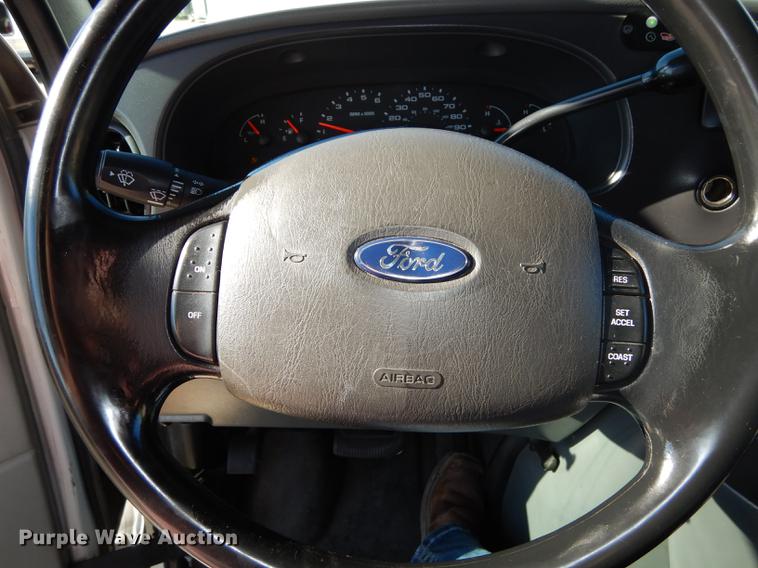 image for item J5670 2006 Ford Econoline E450 Super Duty shuttle bus