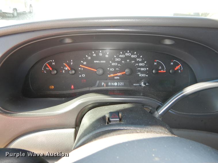 image for item J5670 2006 Ford Econoline E450 Super Duty shuttle bus