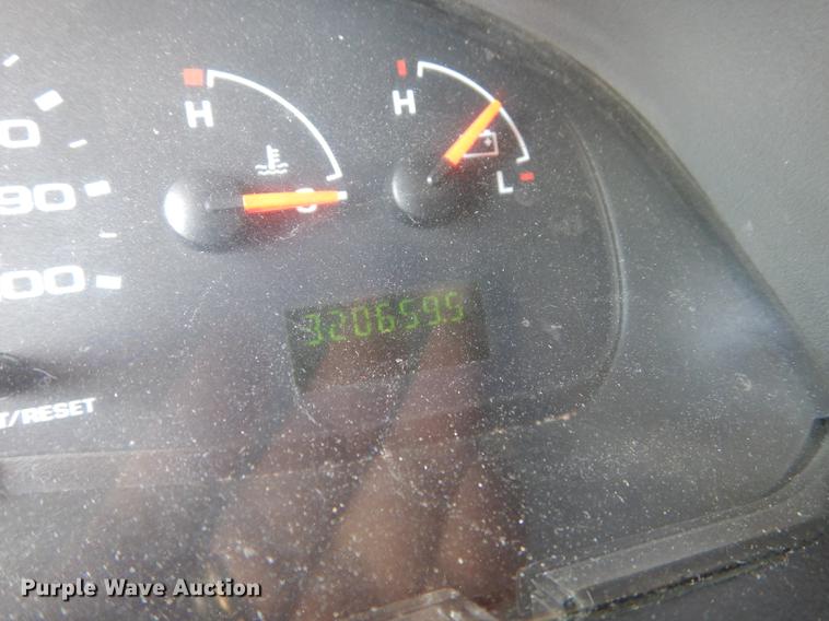 image for item J5670 2006 Ford Econoline E450 Super Duty shuttle bus