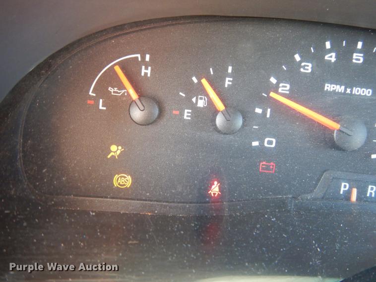 image for item J5670 2006 Ford Econoline E450 Super Duty shuttle bus