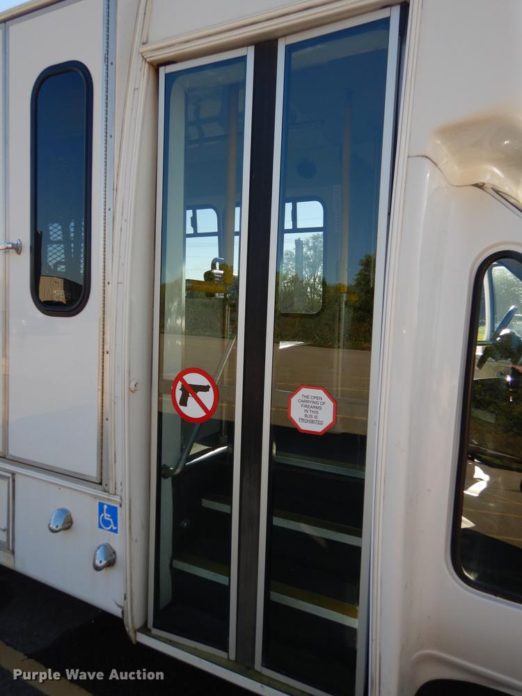 image for item J5670 2006 Ford Econoline E450 Super Duty shuttle bus