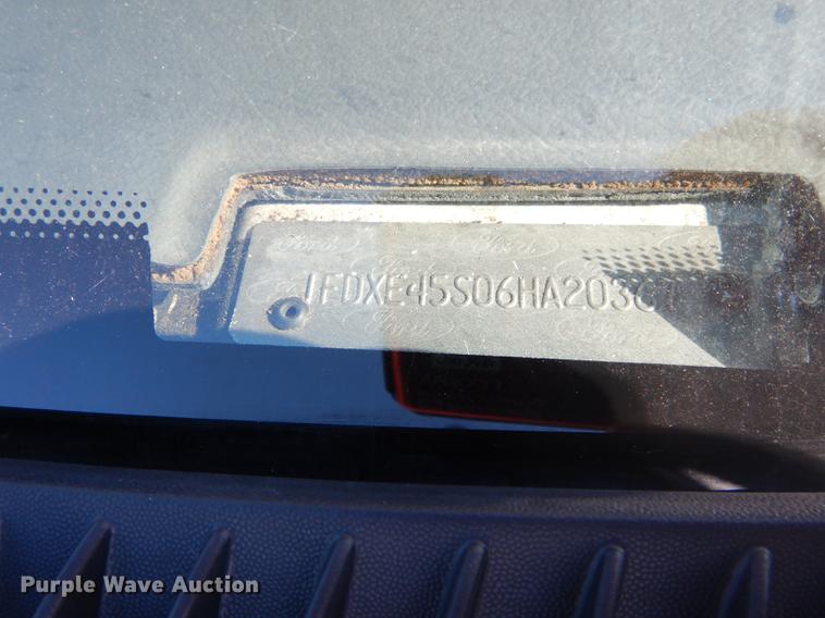 image for item J5670 2006 Ford Econoline E450 Super Duty shuttle bus