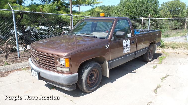 image for item K3867 1989 Chevrolet 1500 pickup truck