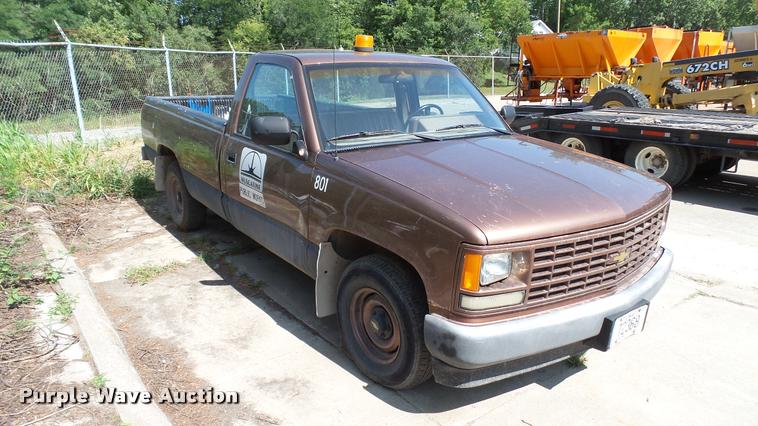 image for item K3867 1989 Chevrolet 1500 pickup truck