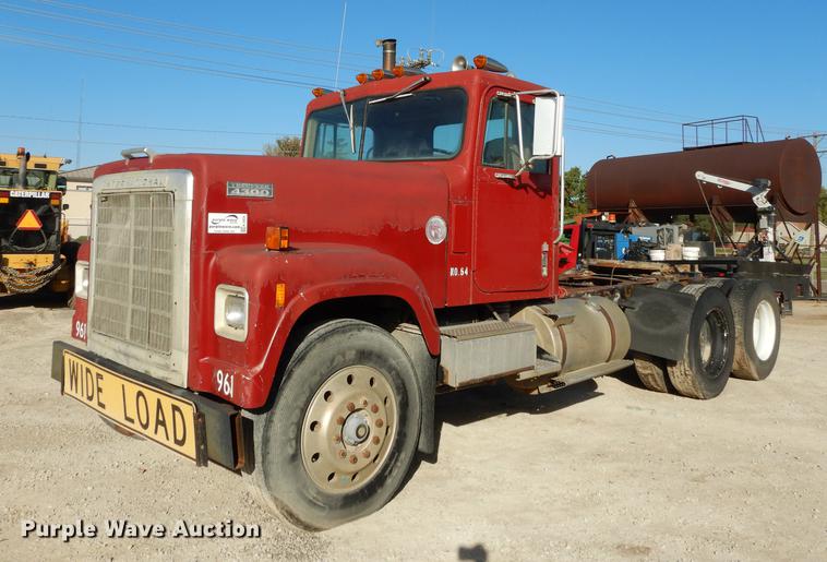 image for item K5835 1983 International Transtar 4300 semi truck