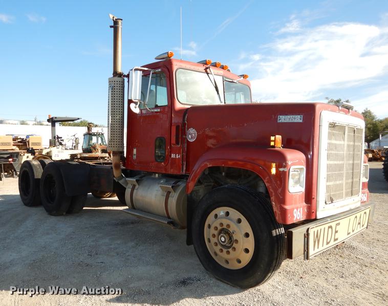 image for item K5835 1983 International Transtar 4300 semi truck