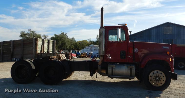 image for item K5835 1983 International Transtar 4300 semi truck