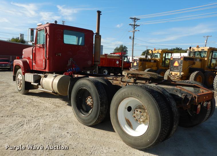 image for item K5835 1983 International Transtar 4300 semi truck