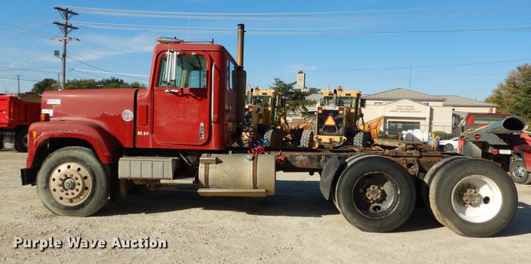 image for item K5835 1983 International Transtar 4300 semi truck