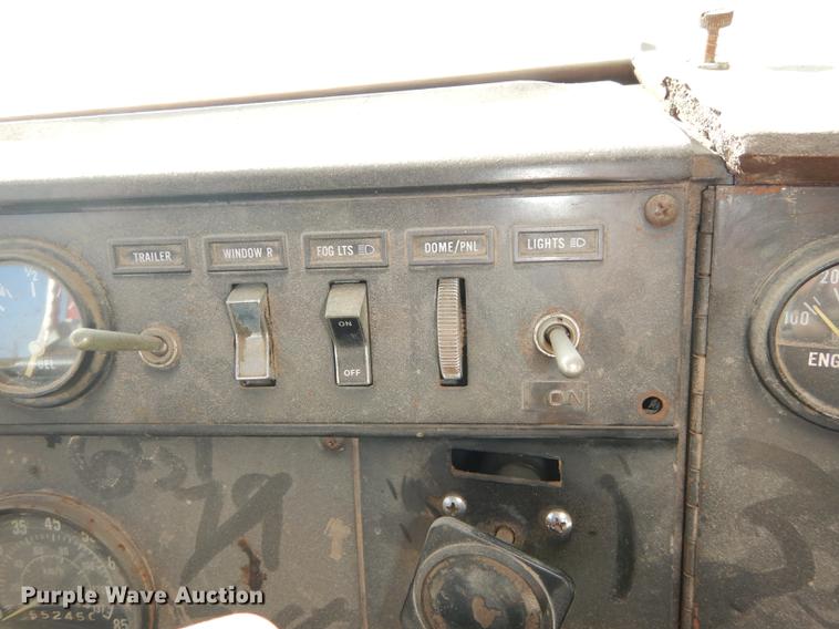 image for item K5835 1983 International Transtar 4300 semi truck