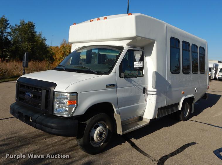 image for item K5848 2009 Ford E350 Super Duty shuttle bus