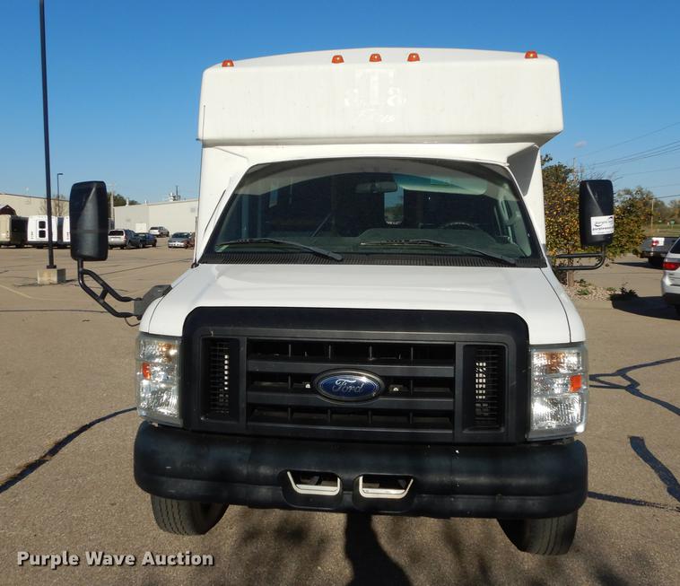 image for item K5848 2009 Ford E350 Super Duty shuttle bus