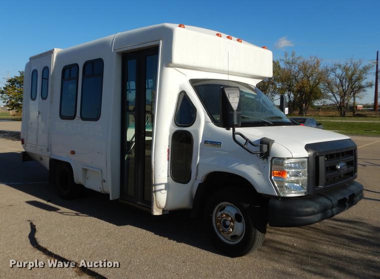 image for item K5848 2009 Ford E350 Super Duty shuttle bus